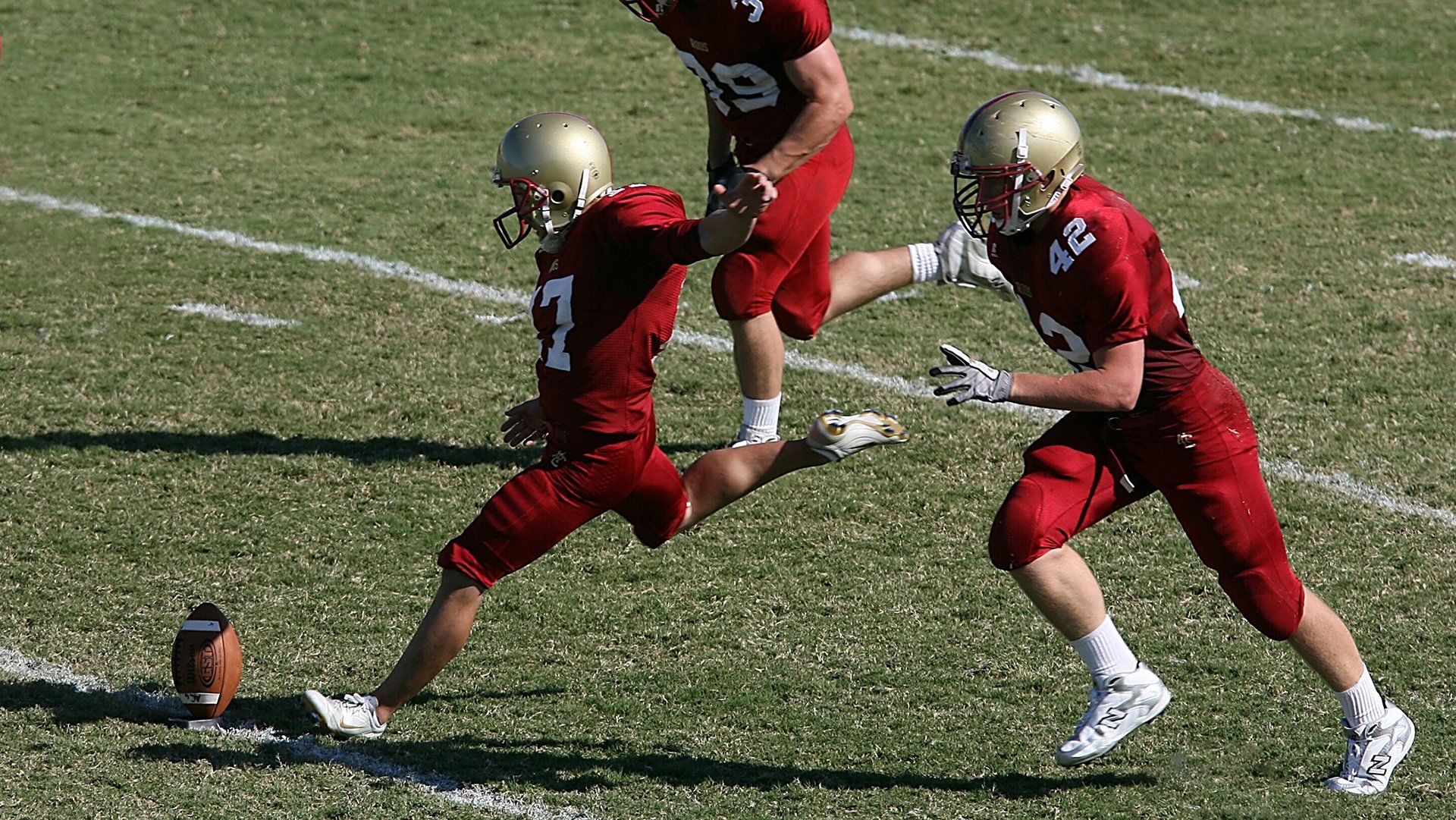 当东欧铁骑遇上三狮军团,波兰足球的战术觉醒与梁靖崑的跨界启示